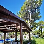 Louis Luxury By Living In Blue Vila