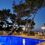 Louis Luxury By Living In Blue Vila